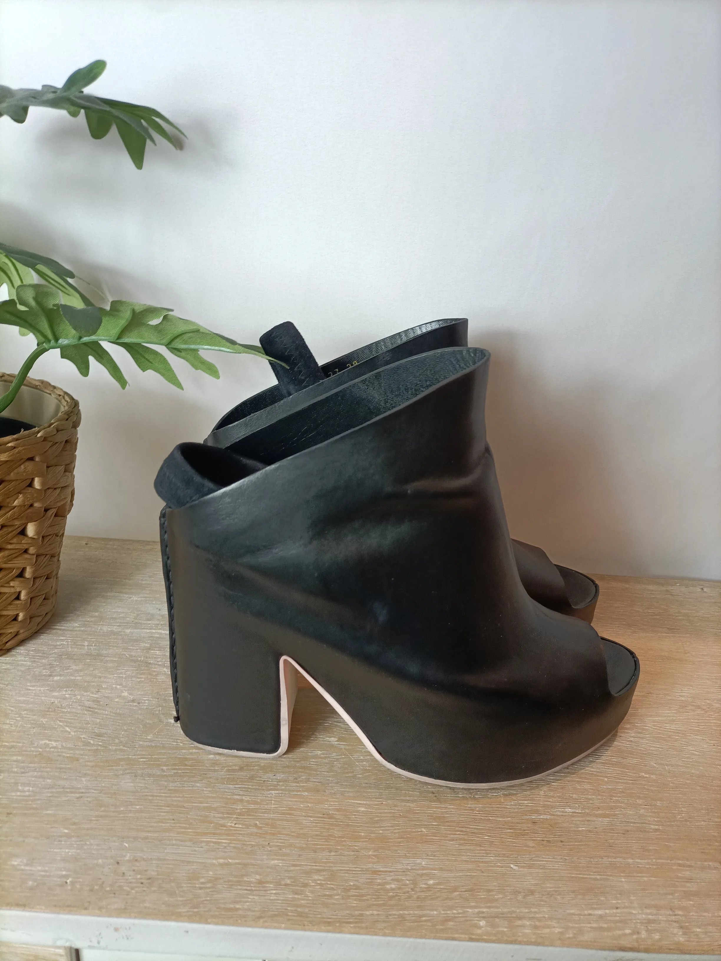 BALENCIAGA.  Zapato plataforma talón descubierto. T 39