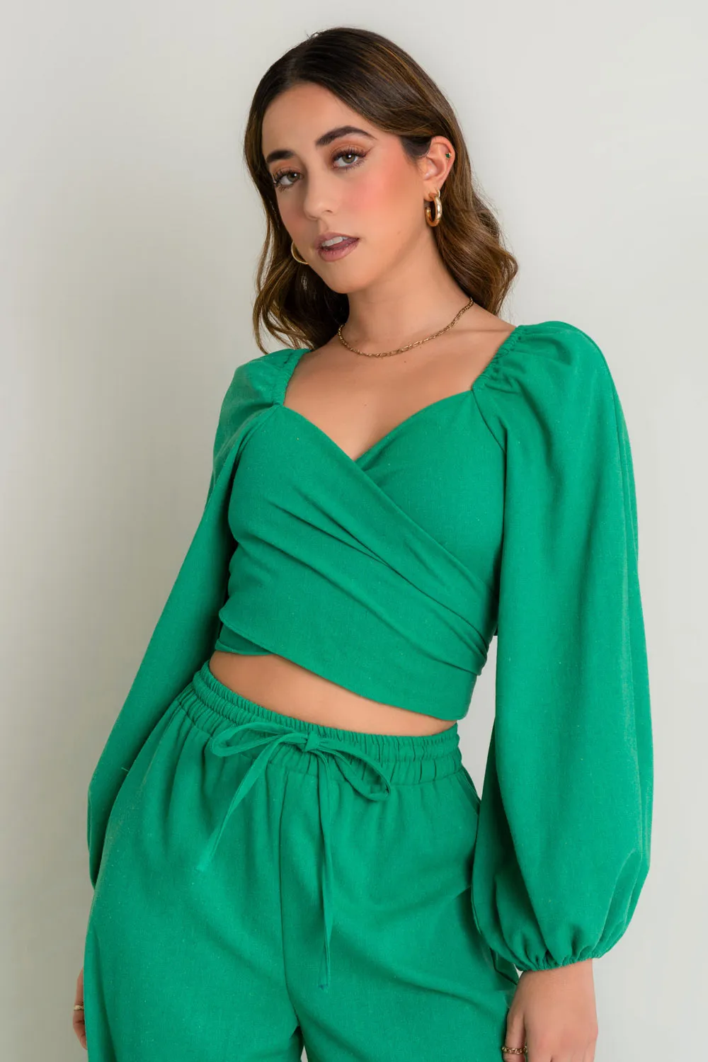 Blusa cruzada de lino con nudo espalda