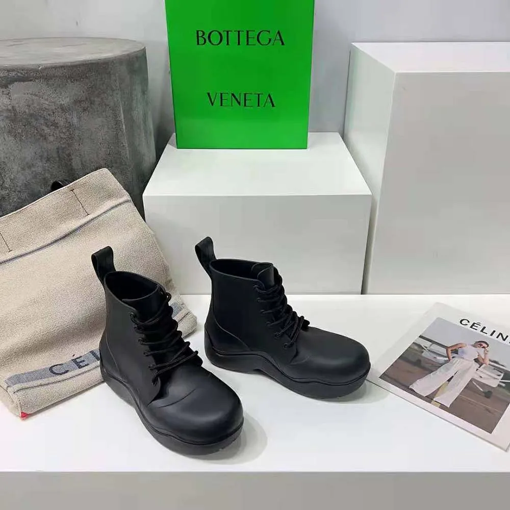 BOTTEGA VENETA BOTíN UNISEX CON CORDONES PUDDLENEGRO