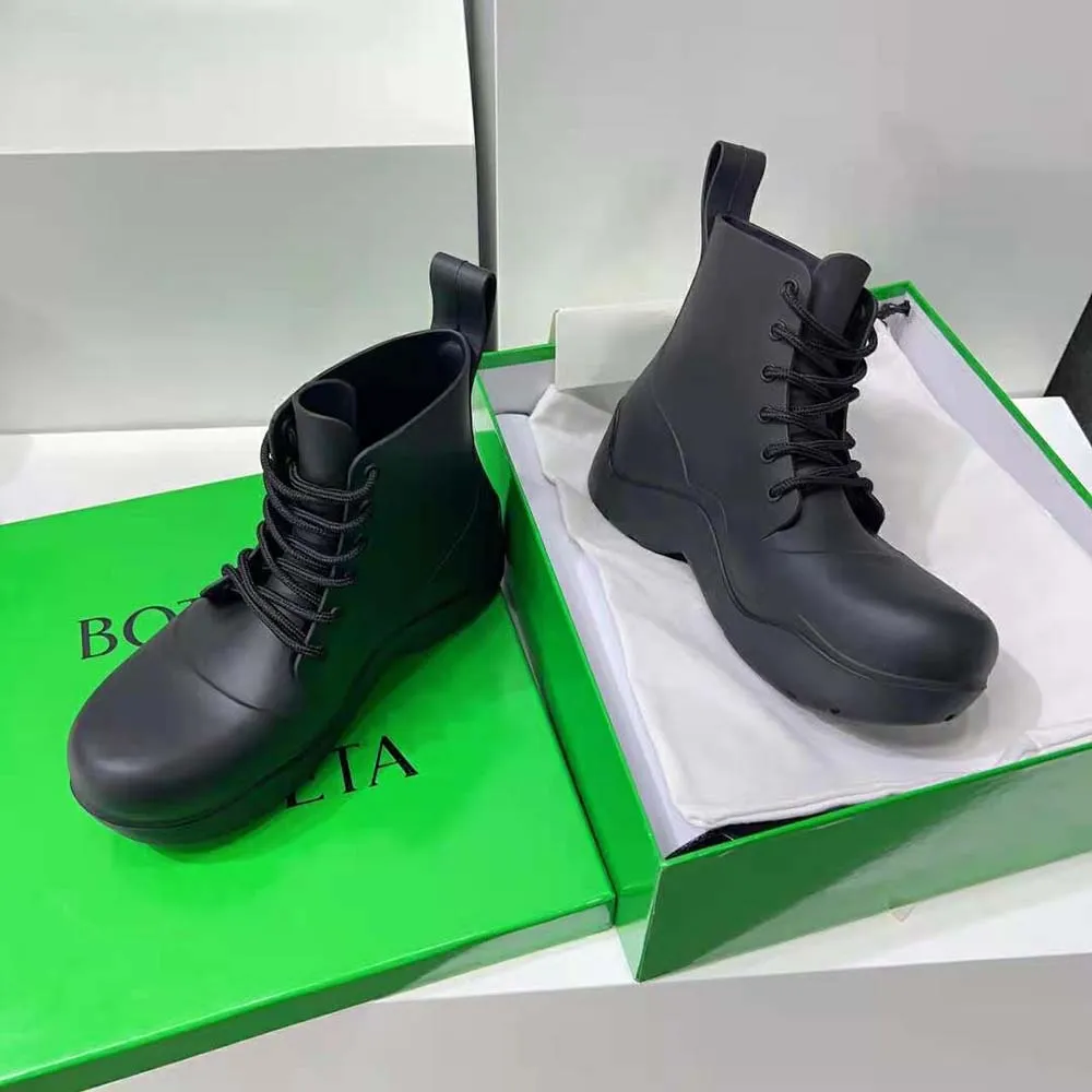 BOTTEGA VENETA BOTíN UNISEX CON CORDONES PUDDLENEGRO