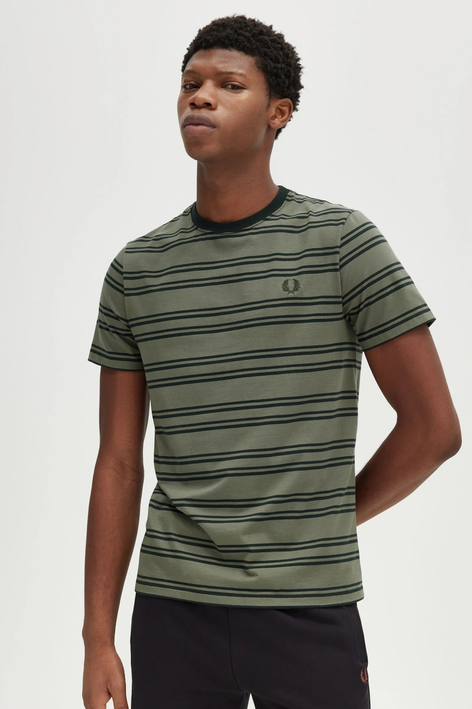 Camiseta a rayas finas