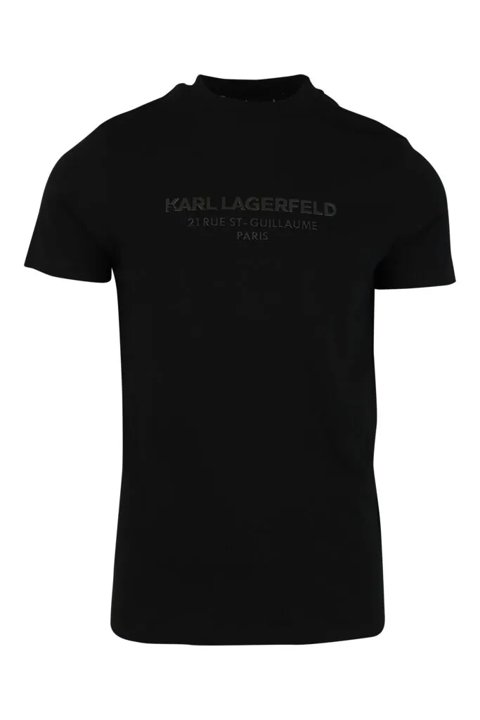 Camiseta negra con logo monocromático 