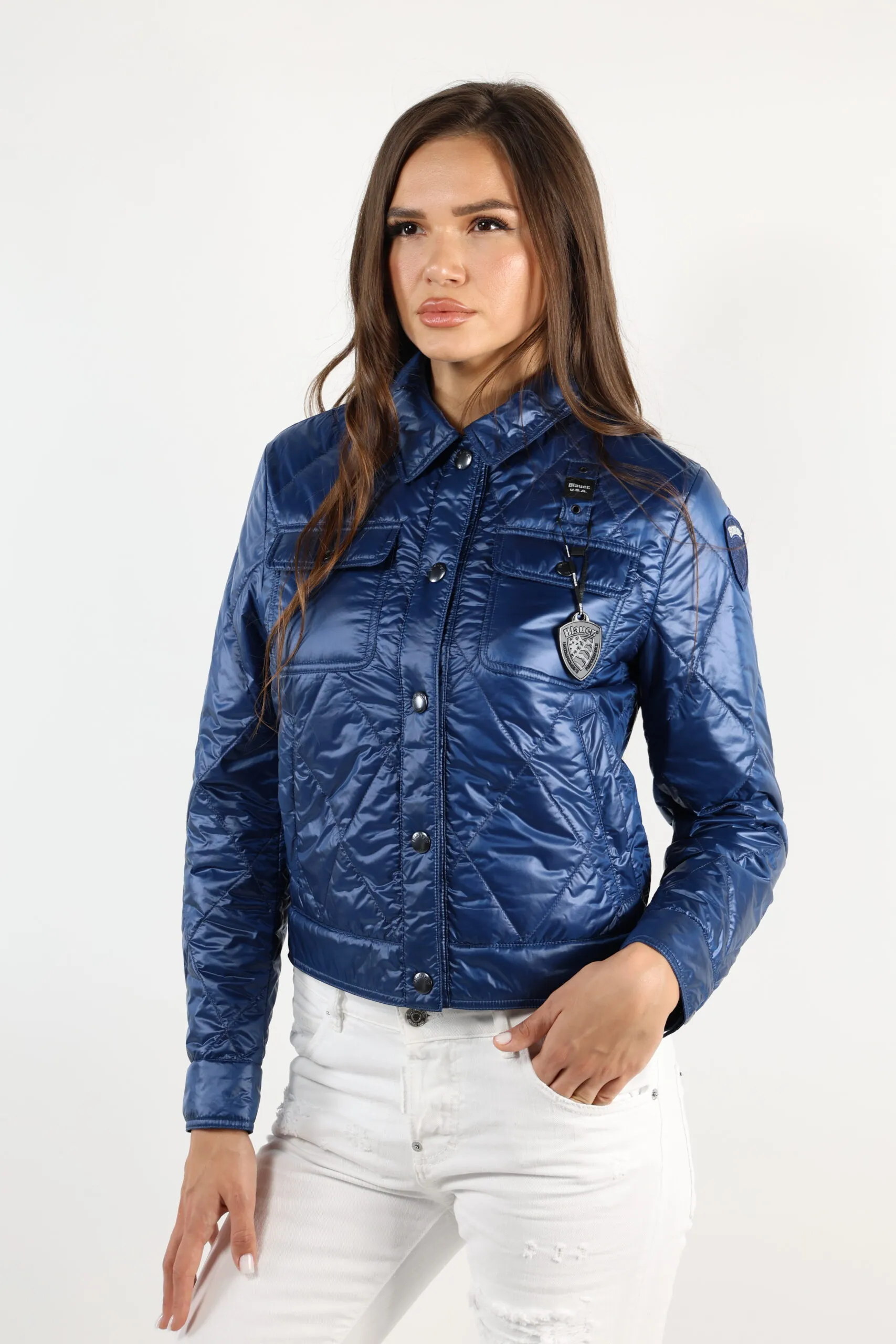 Chaqueta azul con lineas onduladas y logo parche lateral