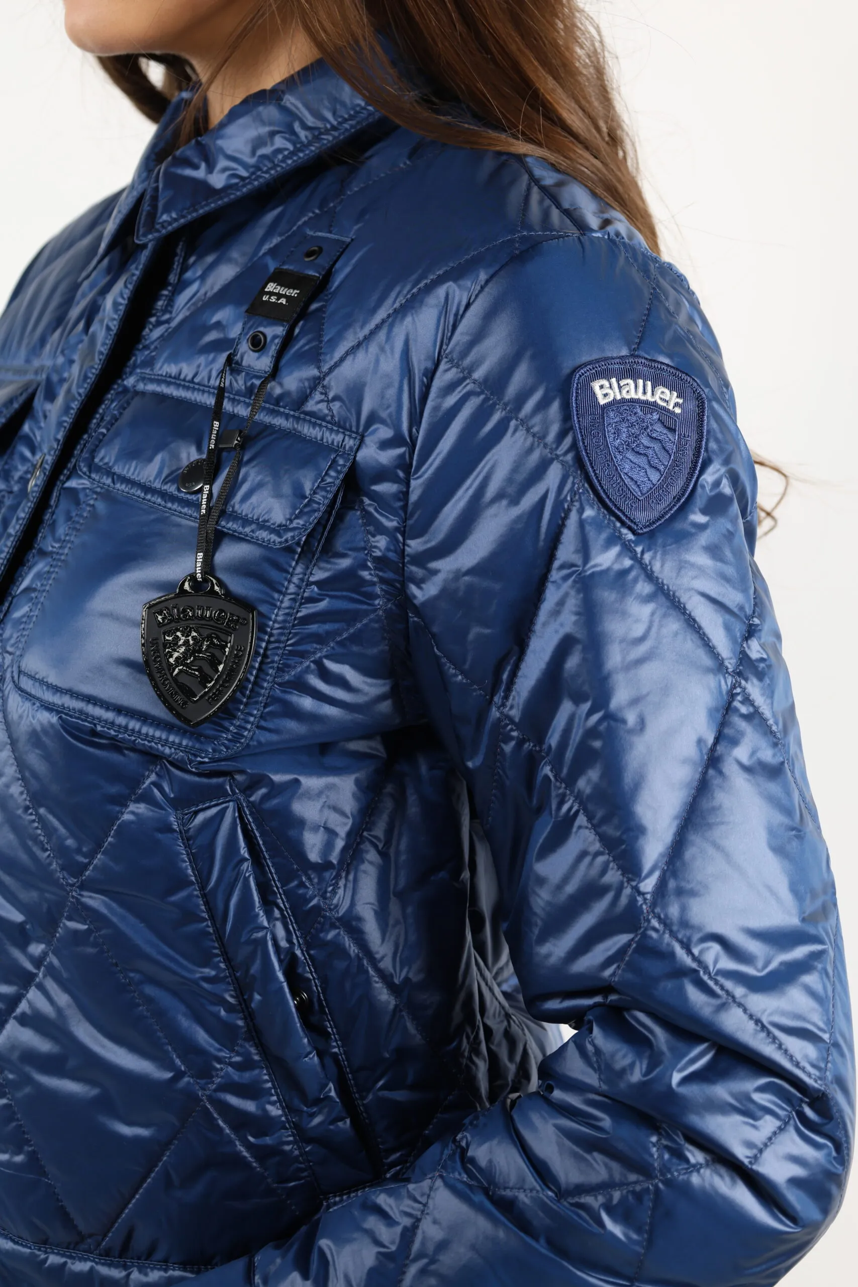 Chaqueta azul con lineas onduladas y logo parche lateral