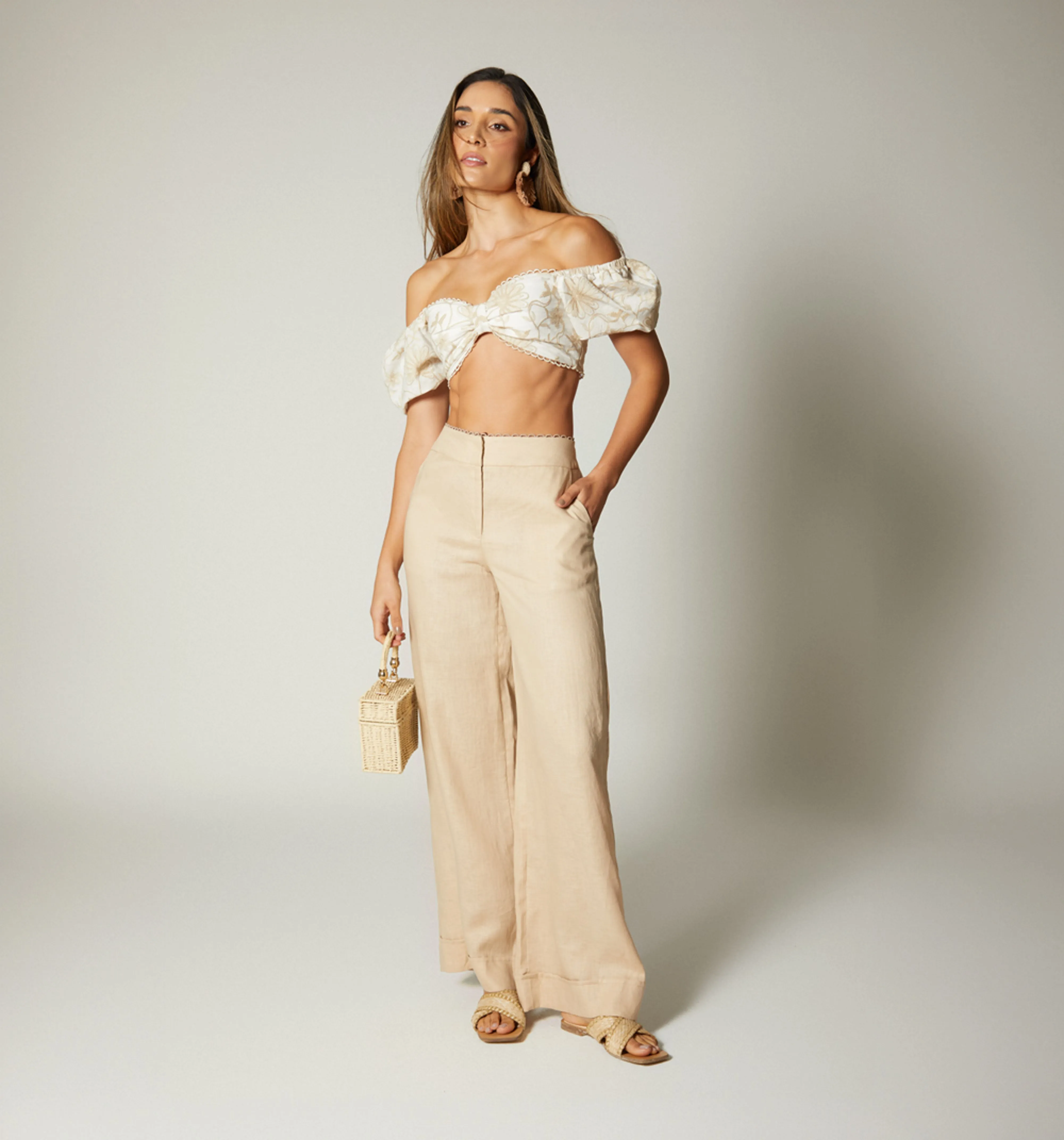 Pantalon palazzo tiro alto con correa