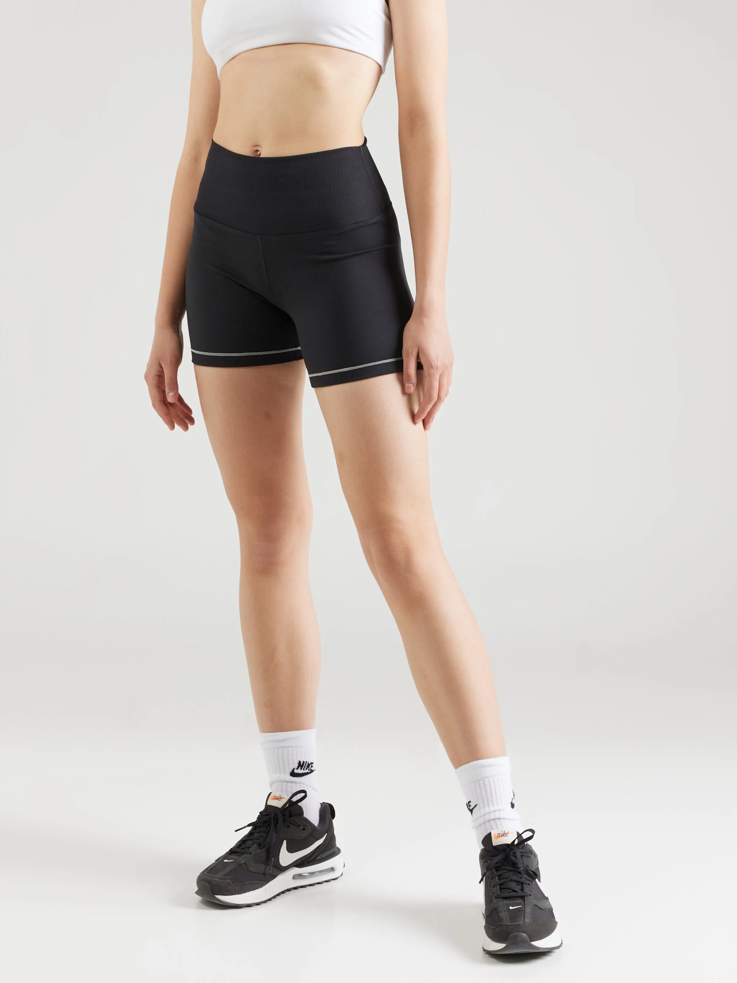 Skinny Pantalón deportivo 'One' NIKE en Negro