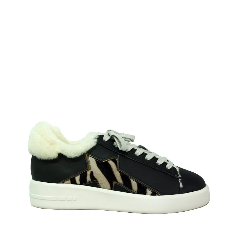 Sneakers con borreguito y estrella en negro
