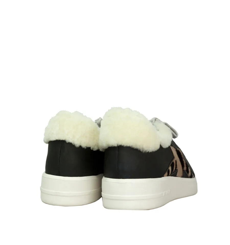 Sneakers con borreguito y estrella en negro