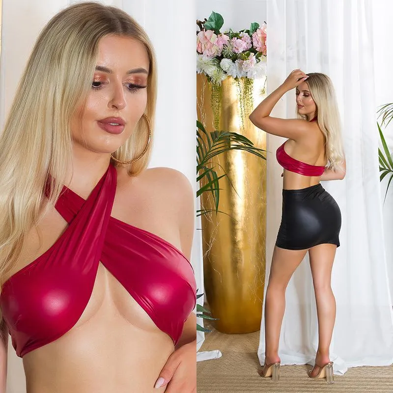 Top corto rojo con cuello cruzado 